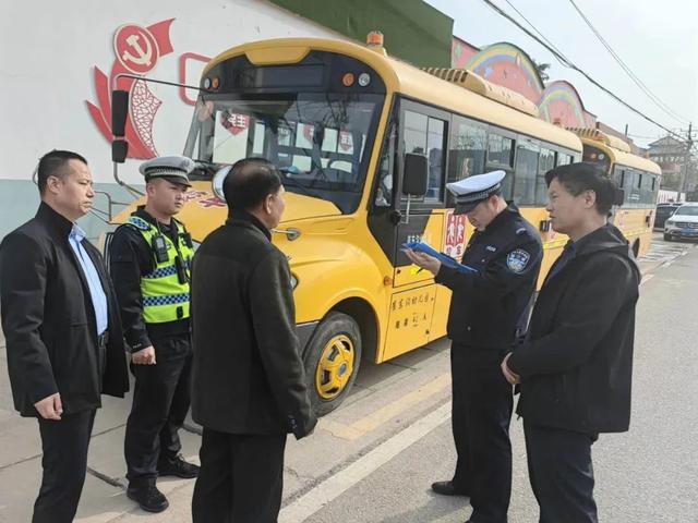 楊凌交警聯合多部門開展校車安全檢查