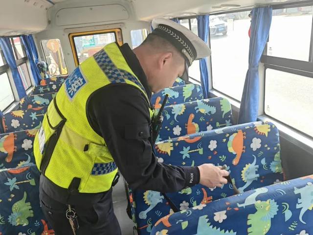 楊凌交警聯合多部門開展校車安全檢查