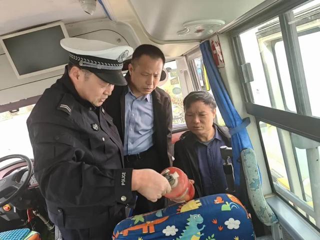楊凌交警聯合多部門開展校車安全檢查
