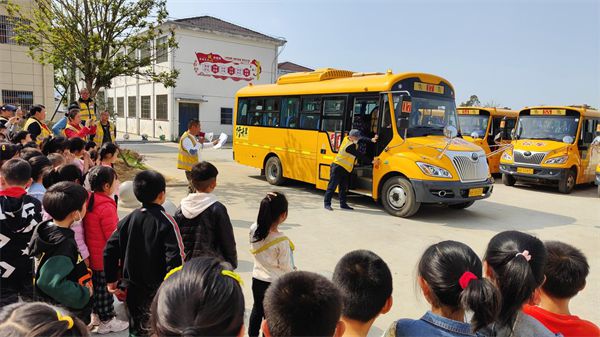 懷寧縣清河中心學(xué)校開(kāi)展校車突發(fā)事件綜合性應(yīng)急演練活動(dòng)