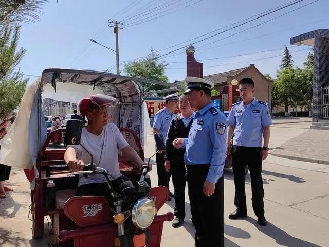 白水公安交警再掀接學(xué)車輛違法專項(xiàng)整治行動(dòng)全力守護(hù)學(xué)生安全