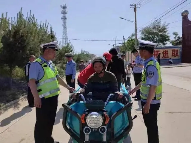 白水公安交警再掀接學(xué)車輛違法專項(xiàng)整治行動(dòng)全力守護(hù)學(xué)生安全