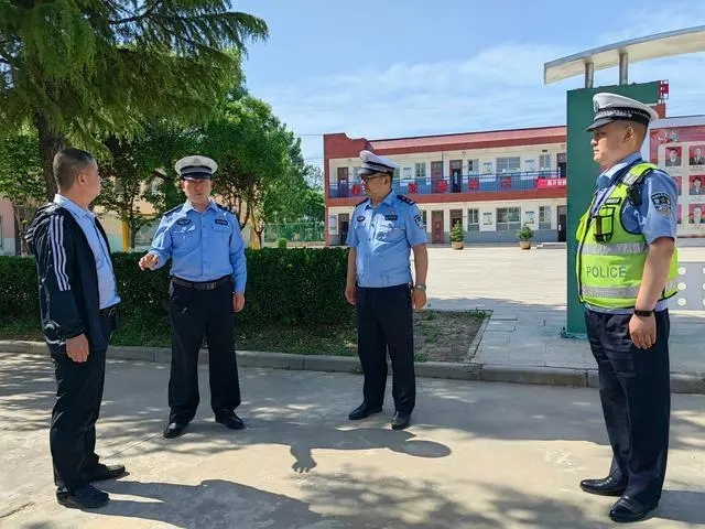 白水公安交警再掀接學(xué)車輛違法專項(xiàng)整治行動(dòng)全力守護(hù)學(xué)生安全