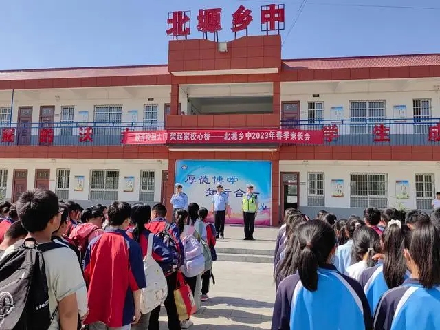 白水公安交警再掀接學(xué)車輛違法專項(xiàng)整治行動(dòng)全力守護(hù)學(xué)生安全