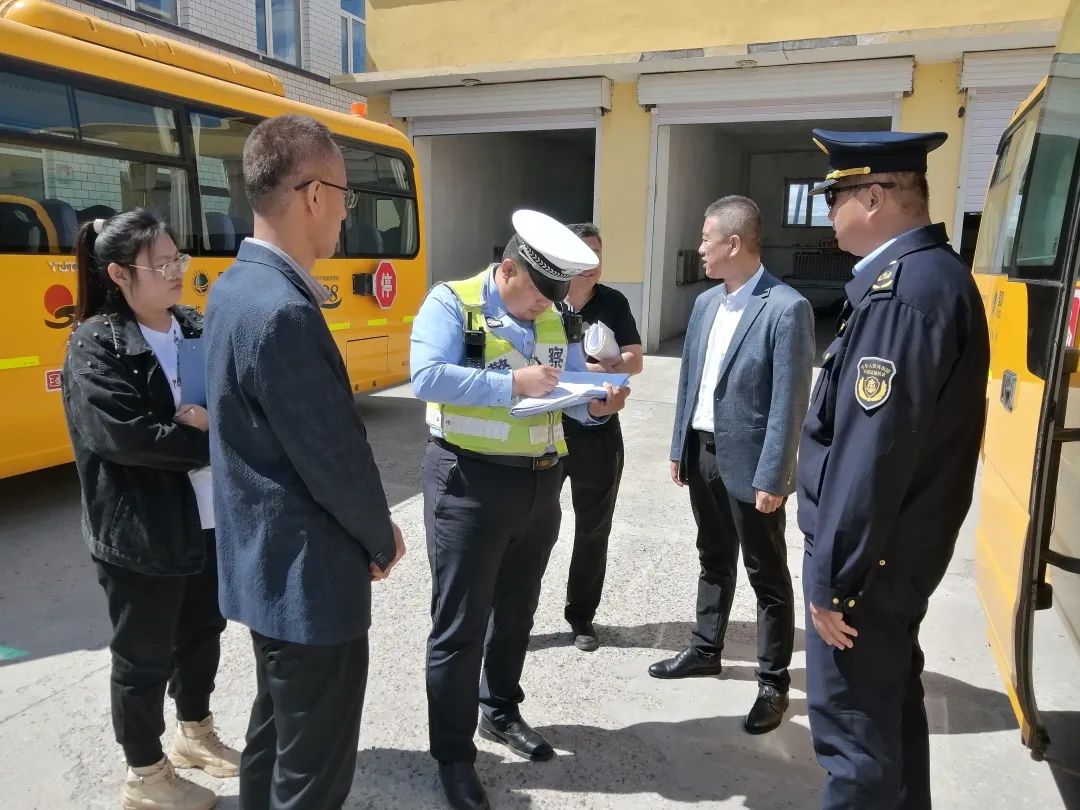 【烏云鎮中心校】校車檢查 防患未然