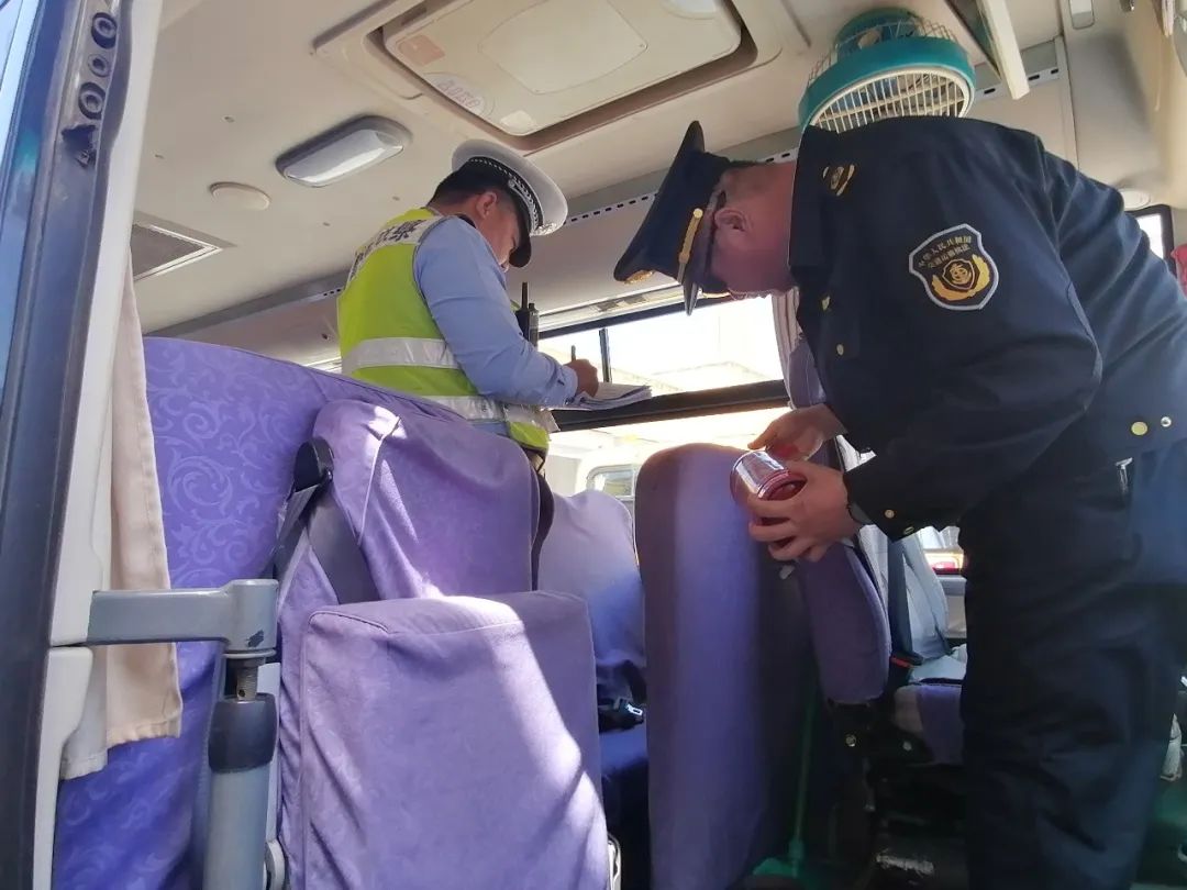 【烏云鎮中心校】校車檢查 防患未然