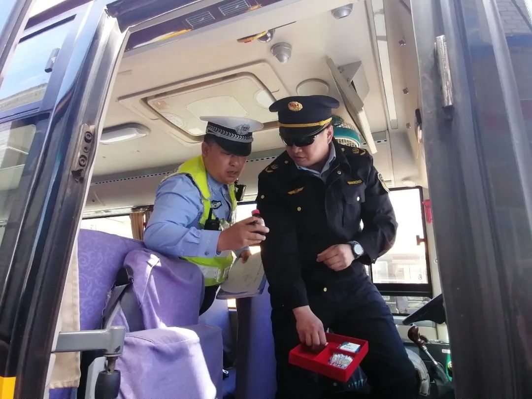 【烏云鎮中心校】校車檢查 防患未然