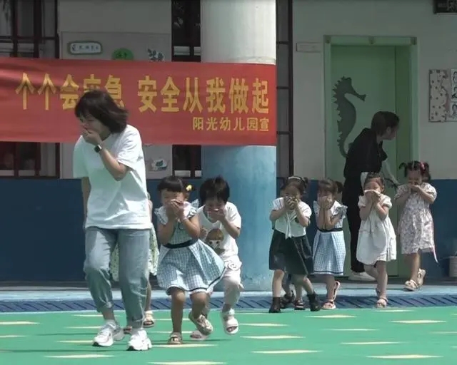 韶山市開展校車、幼兒園火災應急救援演練