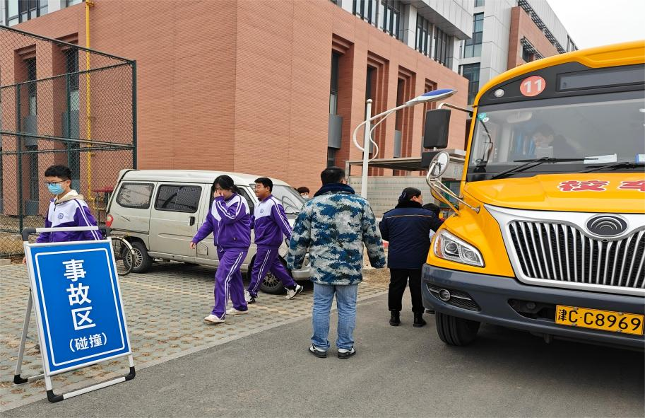 安全乘校車 平安伴我行 ----南開敬業(yè)中北中學(xué)開展校車應(yīng)急疏散演練