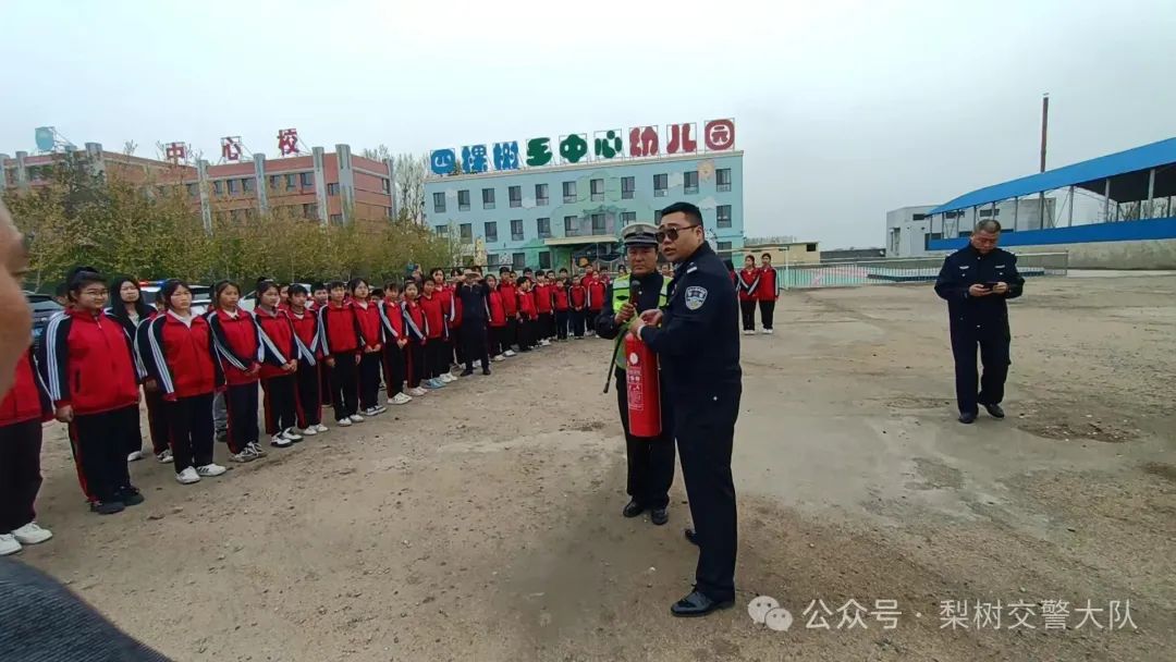 梨樹縣教育局 交警大隊(duì)聯(lián)合開展校車應(yīng)急疏散演練