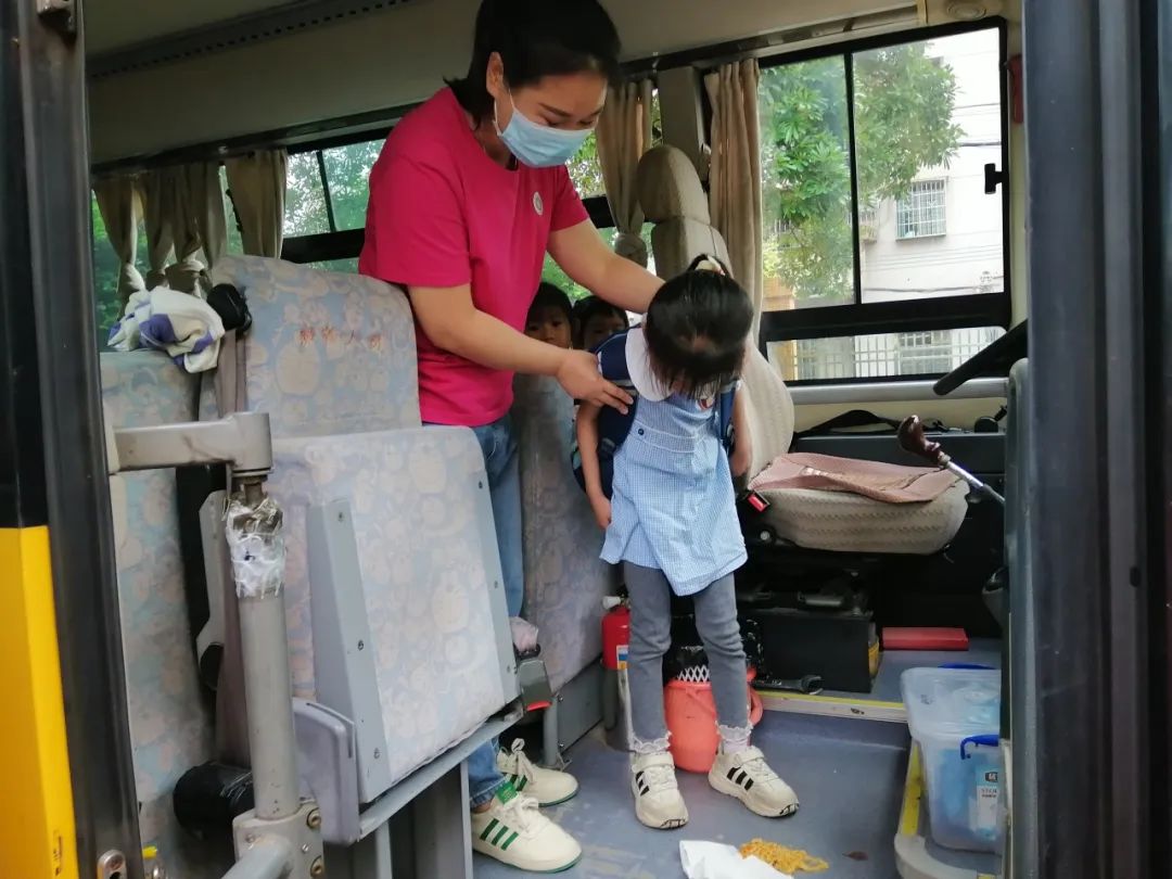 安全乘車，平安“童”行——2023學年下學期校車安全應急演練