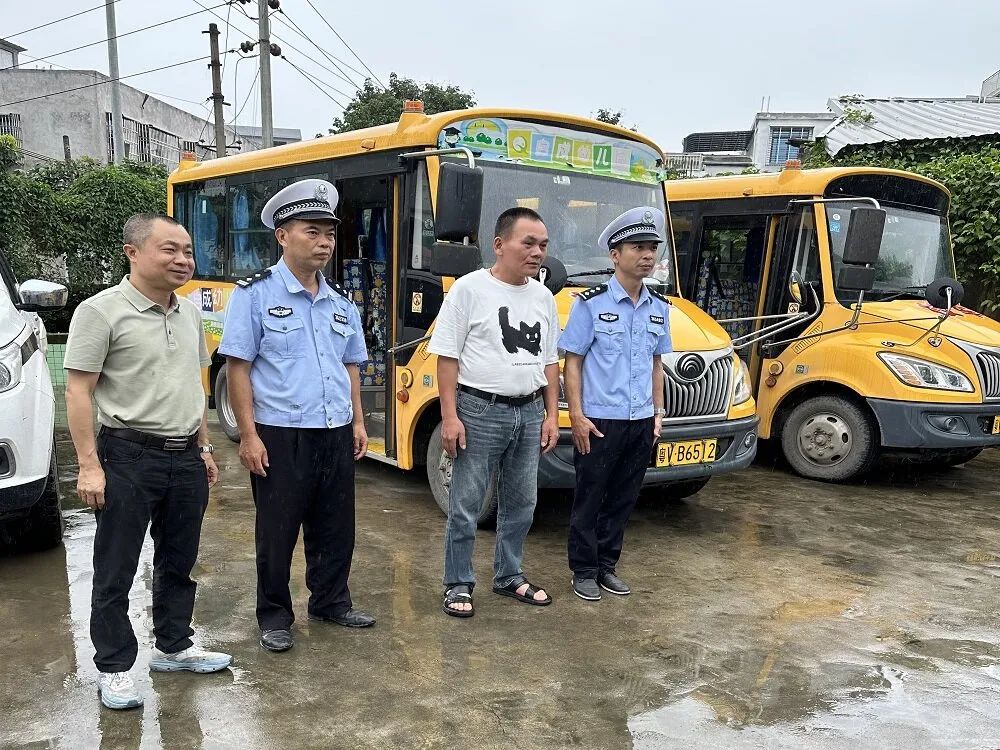 赤崗鎮(zhèn)教育組聯(lián)合洪陽交警中隊開展校車專項安全檢查