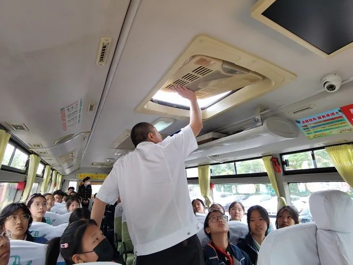 校車演練不松懈，安全意識筑心間——奮進路初級中學開展校車應(yīng)急疏散演練活動