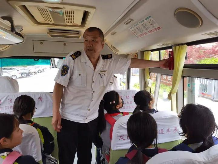 校車演練不松懈，安全意識筑心間——奮進路初級中學開展校車應(yīng)急疏散演練活動