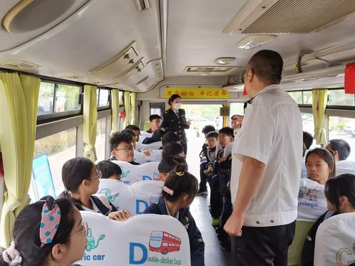 校車演練不松懈，安全意識筑心間——奮進路初級中學開展校車應(yīng)急疏散演練活動