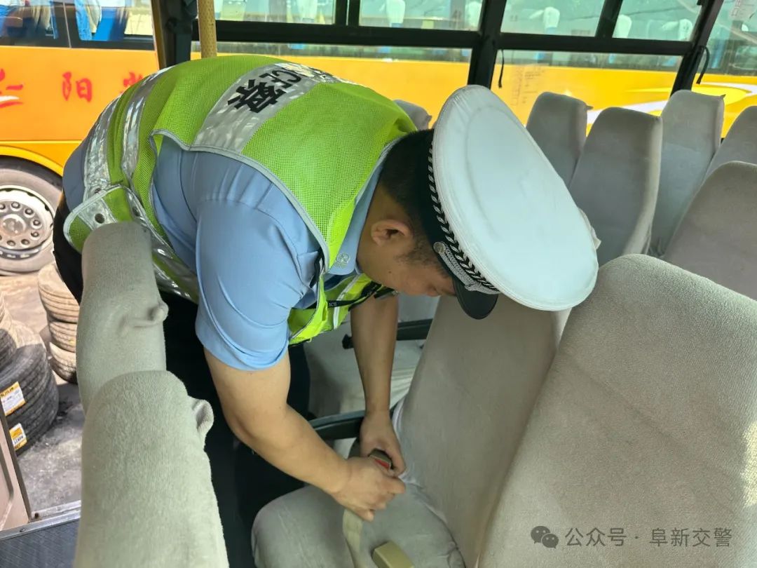 阜新海州交警對轄區(qū)校車進行安全檢查