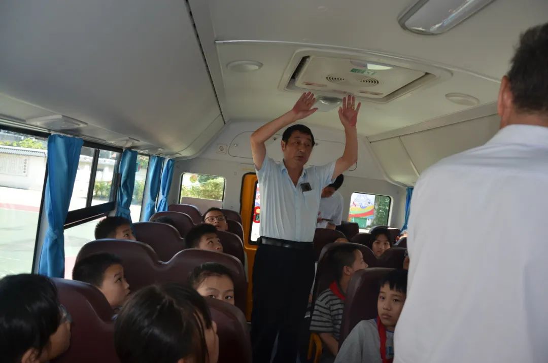 強(qiáng)化校車安全意識(shí) 共筑學(xué)生安全防線——記鄒區(qū)二實(shí)小校車安全應(yīng)急疏散演練活動(dòng)