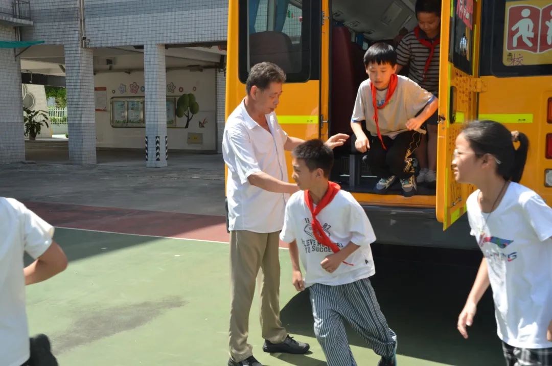 強(qiáng)化校車安全意識(shí) 共筑學(xué)生安全防線——記鄒區(qū)二實(shí)小校車安全應(yīng)急疏散演練活動(dòng)