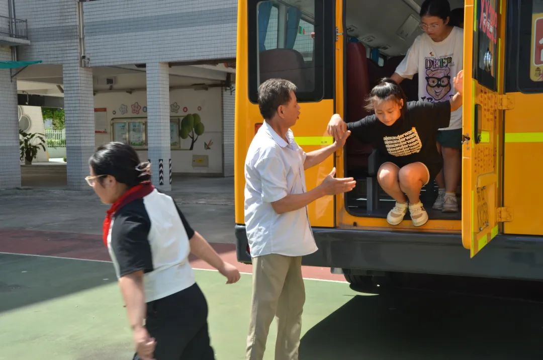 強(qiáng)化校車安全意識(shí) 共筑學(xué)生安全防線——記鄒區(qū)二實(shí)小校車安全應(yīng)急疏散演練活動(dòng)