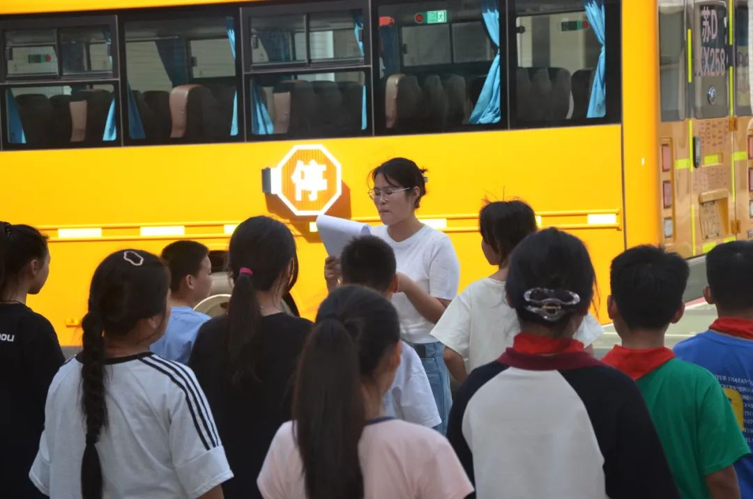 強(qiáng)化校車安全意識(shí) 共筑學(xué)生安全防線——記鄒區(qū)二實(shí)小校車安全應(yīng)急疏散演練活動(dòng)