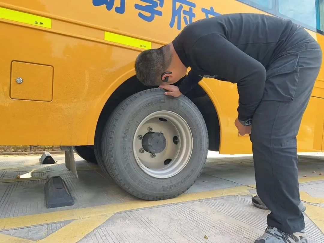 【安全教育】為愛護(hù)航，安全“童”行--布朗幼兒園校車安全演練