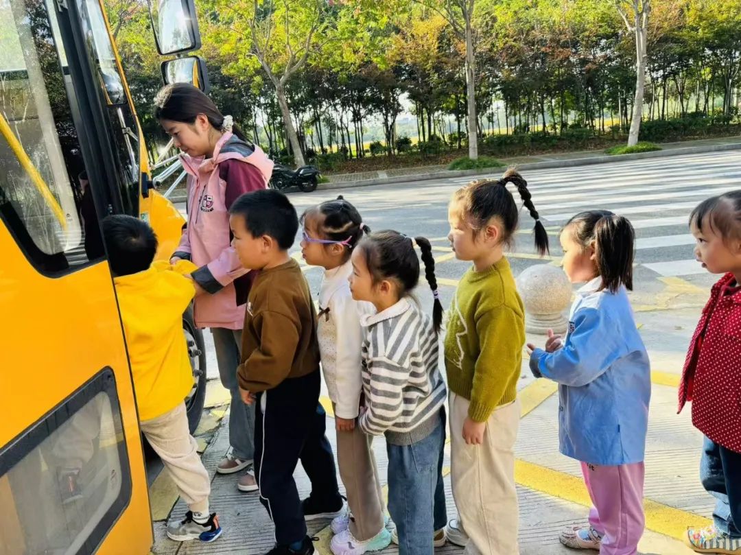 【安全教育】為愛護(hù)航，安全“童”行--布朗幼兒園校車安全演練