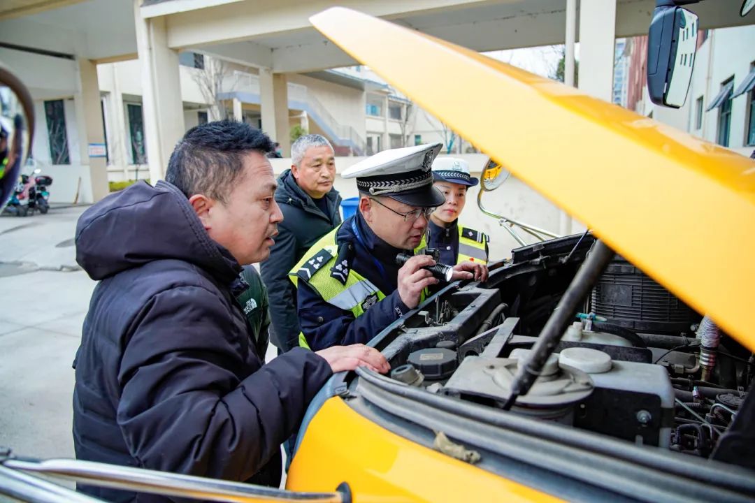 校車 “健康體檢”ing，擰緊出行“安全閥”!