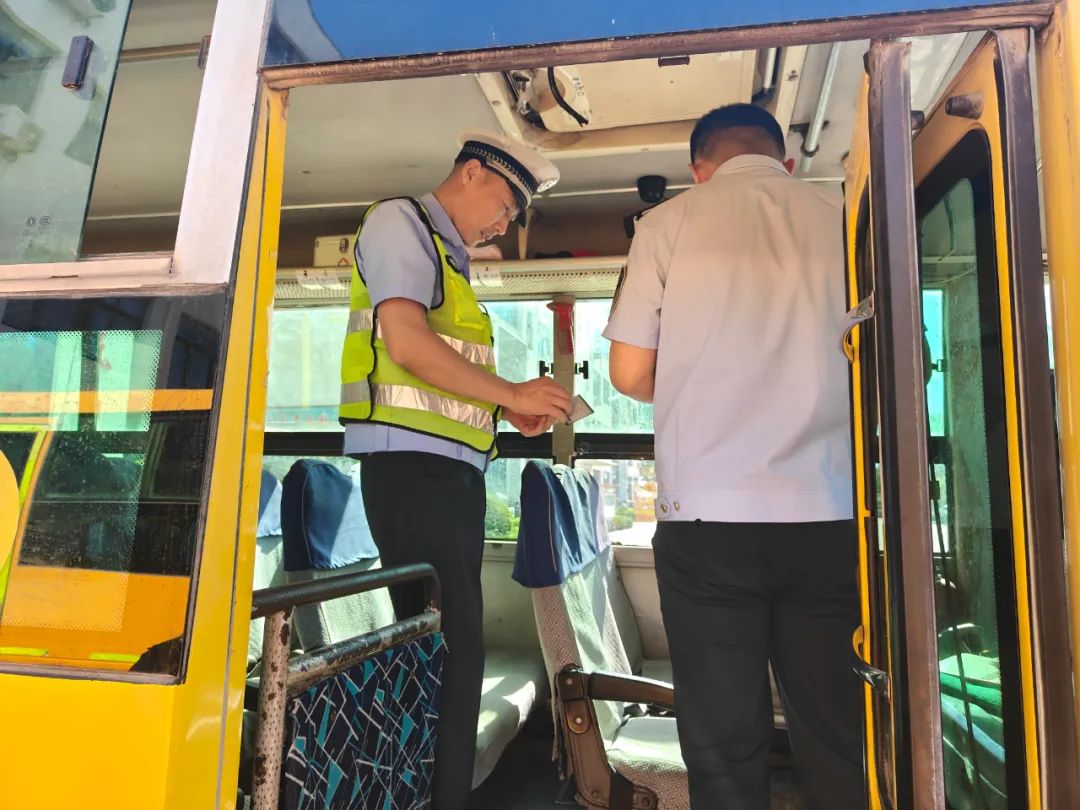 教聯(lián)體在行動丨高里街道中心學校迎接校車安全檢查