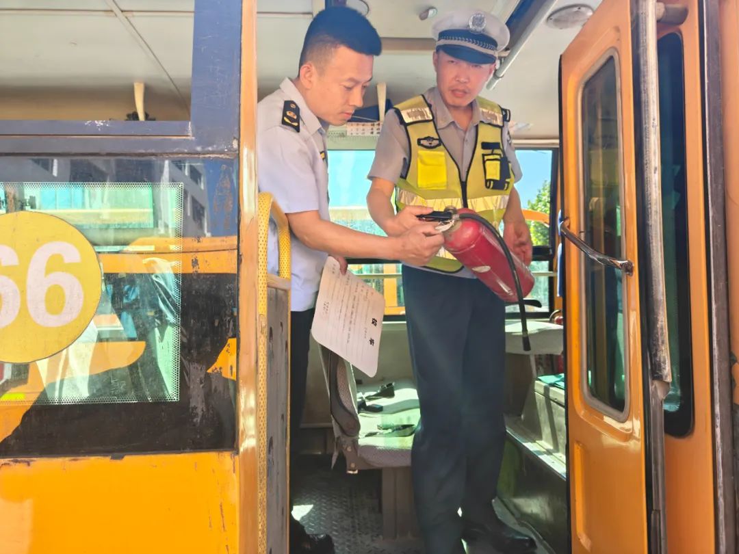 教聯(lián)體在行動丨高里街道中心學校迎接校車安全檢查