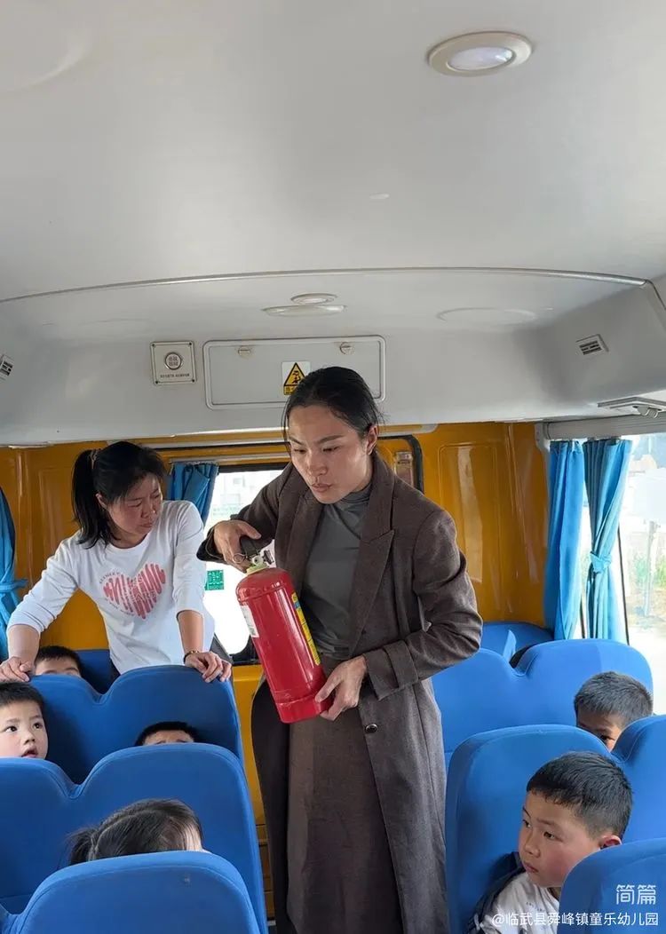 “為愛護航，校車安全伴我行”——童樂幼兒園校車安全演練