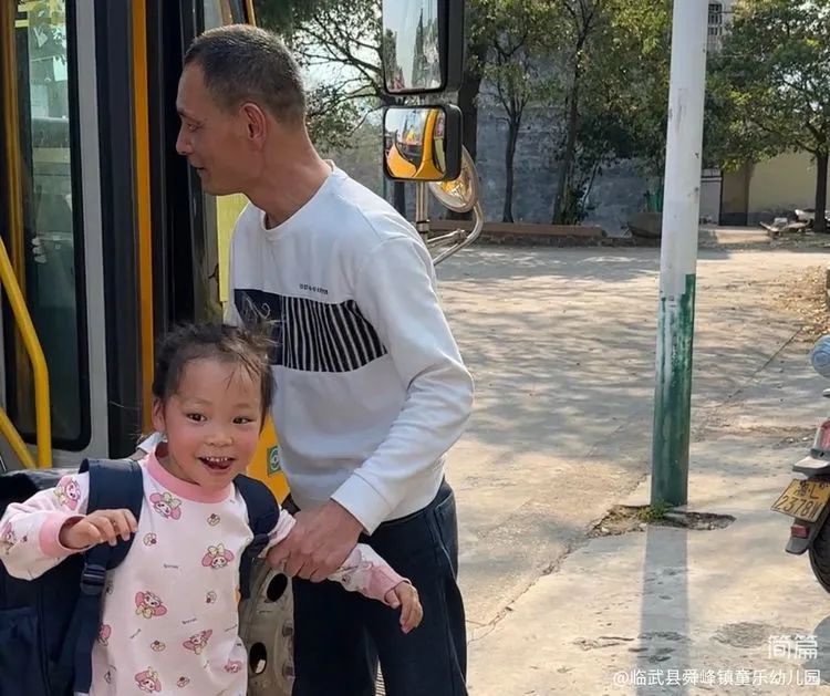 “為愛護航，校車安全伴我行”——童樂幼兒園校車安全演練