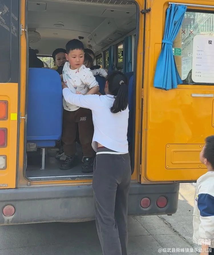 “為愛護航，校車安全伴我行”——童樂幼兒園校車安全演練