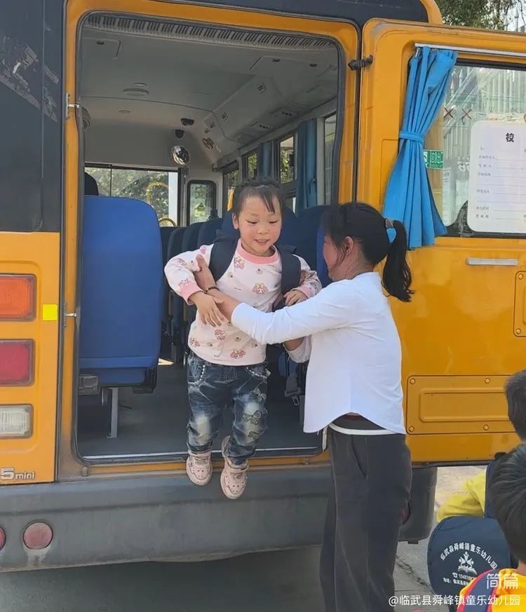 “為愛護航，校車安全伴我行”——童樂幼兒園校車安全演練