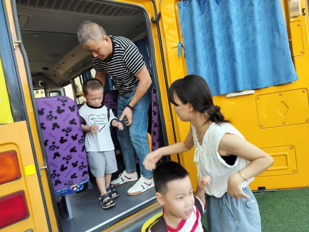 【校車安全】安全乘校車 平安伴我行——榜頭鎮(zhèn)藍(lán)天幼兒園校車安全應(yīng)急演練 【校車安全】安全乘校車 平安伴我行——榜頭鎮(zhèn)藍(lán)天幼兒園校車安全應(yīng)急演練