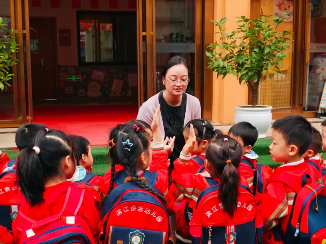 安全乘校車 平安伴我行——濱江泰合幼兒園校車安全應(yīng)急演練 安全乘校車 平安伴我行——濱江泰合幼兒園校車安全應(yīng)急演練