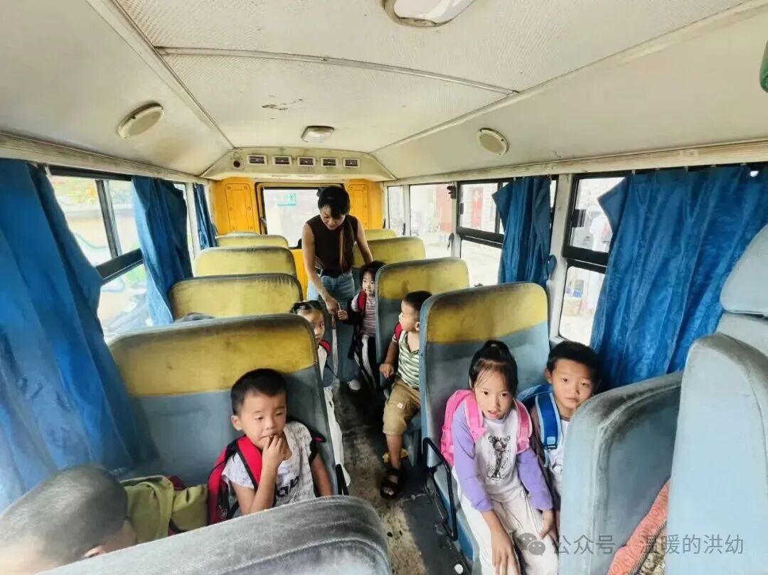 校車安全伴我行，筑牢幼兒出行“生命線”——洪家嘴中心幼兒園開展校車應急演練