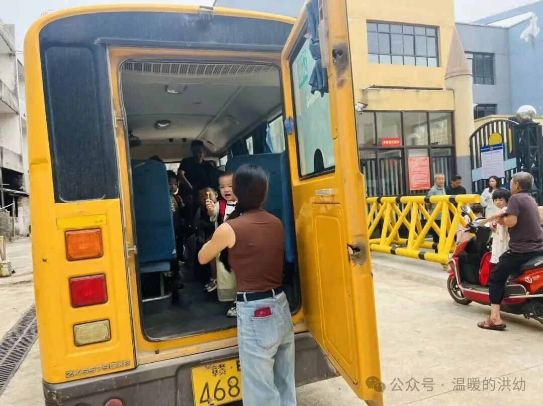 校車安全伴我行，筑牢幼兒出行“生命線”——洪家嘴中心幼兒園開展校車應急演練
