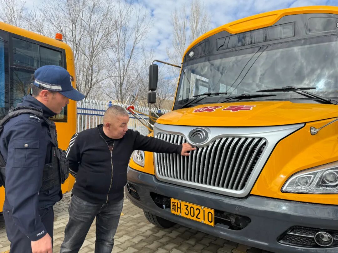 富蘊公安:繪就校車平安底色 踐行公安溫暖守護 富蘊公安:繪就校車平安底色 踐行公安溫暖守護