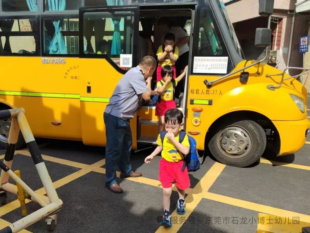 【校車演練】安全乘車,伴我同行——小博士幼兒園校車逃生安全演練活動 【校車演練】安全乘車,伴我同行——小博士幼兒園校車逃生安全演練活動