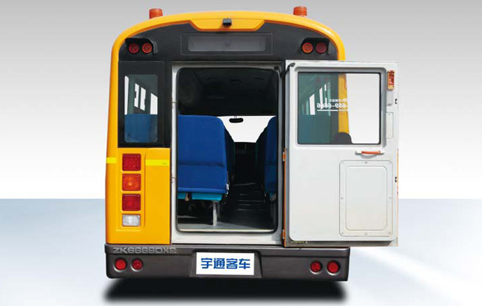 校車可解決“中國(guó)式接孩子”帶來(lái)的交通難題