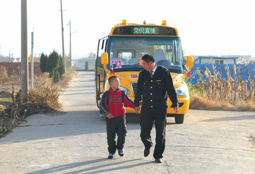 “校車爸爸”結(jié)對貧困娃 兼職當(dāng)“破爛王”幫扶學(xué)生家庭