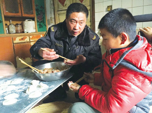 “校車爸爸”結(jié)對貧困娃 兼職當(dāng)“破爛王”幫扶學(xué)生家庭