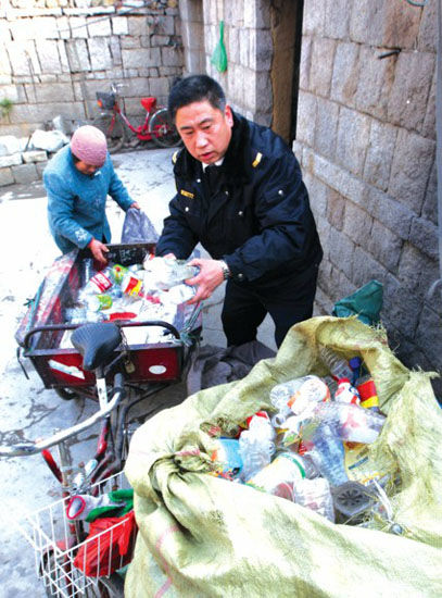 “校車爸爸”結(jié)對貧困娃 兼職當(dāng)“破爛王”幫扶學(xué)生家庭