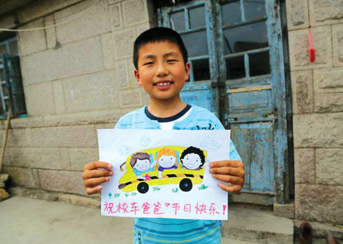 “校車爸爸”結(jié)對貧困娃 兼職當(dāng)“破爛王”幫扶學(xué)生家庭