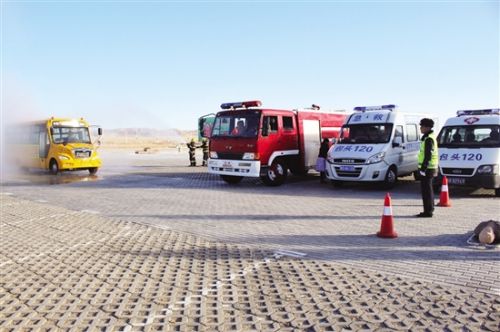 校車起火怎么辦？應急演練教大家逃生辦法