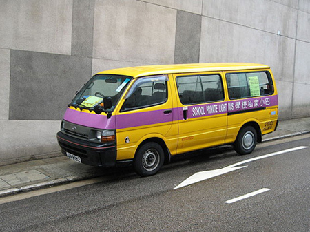 幼童黑校車上墜落身亡 什么樣的車能擔(dān)當(dāng)校車責(zé)任