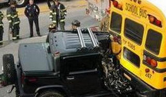 國外校車比坦克還要堅固，悍馬見了也不得不趕緊退讓