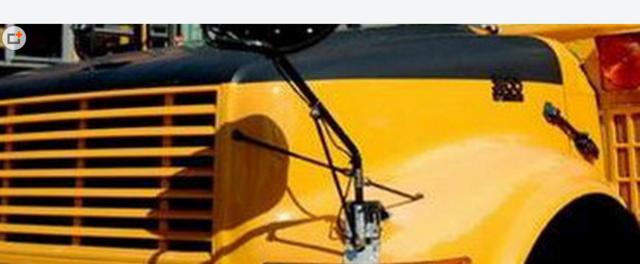 國外校車比坦克還要堅固，悍馬見了也不得不趕緊退讓
