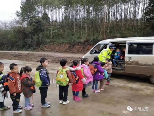 7座“校車”裝24人被查，孩子們該如何上學？