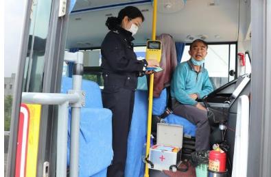 恩陽交警主動“登門”給校車“體檢”